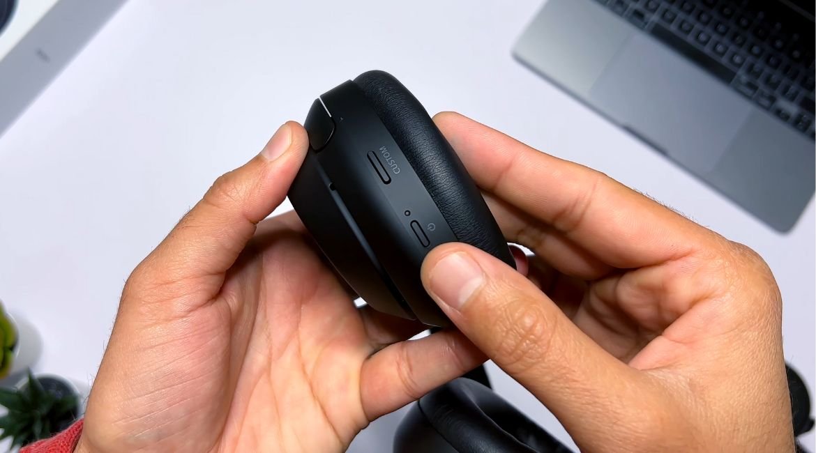 How to reset or initialize the Wireless Headphones (WH-CH520)