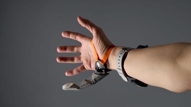 New Robotic ‘Third Thumb’ Boosts Hand’s Range Of Motion And Carrying Power