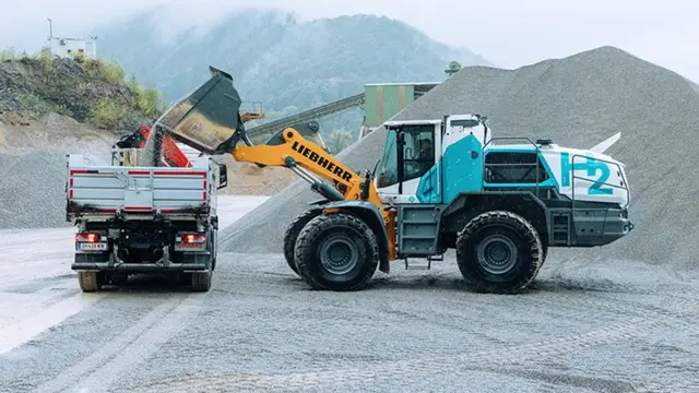World’s first hydrogen-powered wheel loader set to cut 100 metric tons of CO2 annually