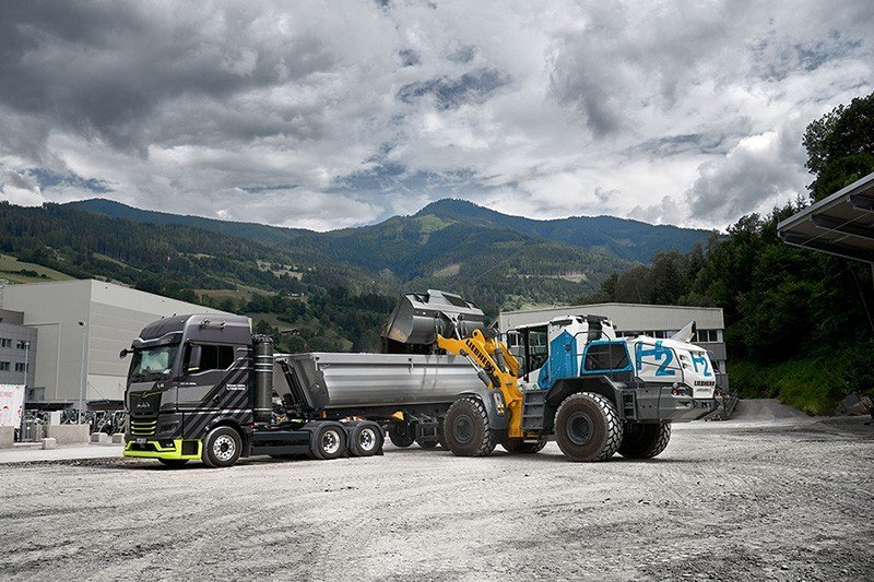 World’s first hydrogen-powered wheel loader set to cut 100 metric tons of CO2 annually