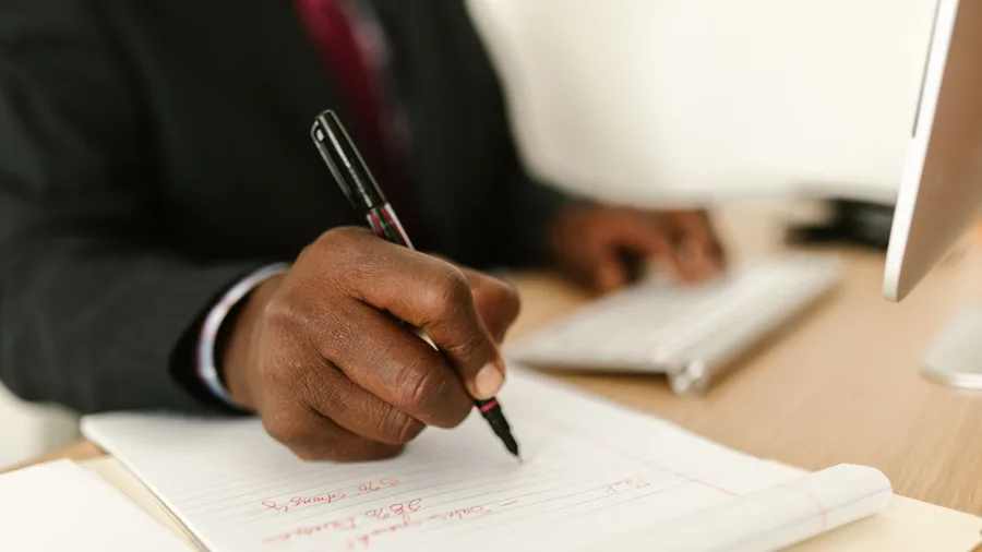 The meeting-notes-to-decisions prompt