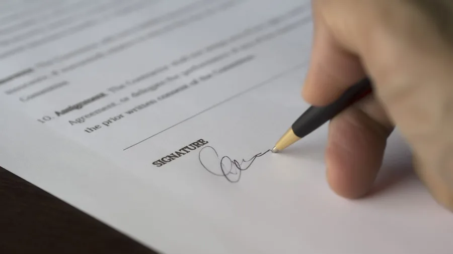 The contract clause flagging prompt